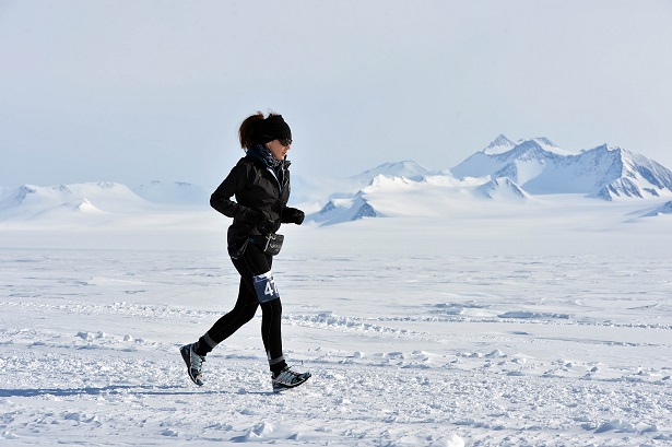 Corredora en el Antarctic Ice Marathon_©Mike King
