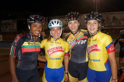 Foto: Irene Reyes junto a las patinadoras de la selección colombiana