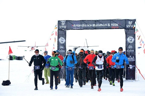 Salida del Antarctic Ice Marathon 2014_©Mike King.jpg