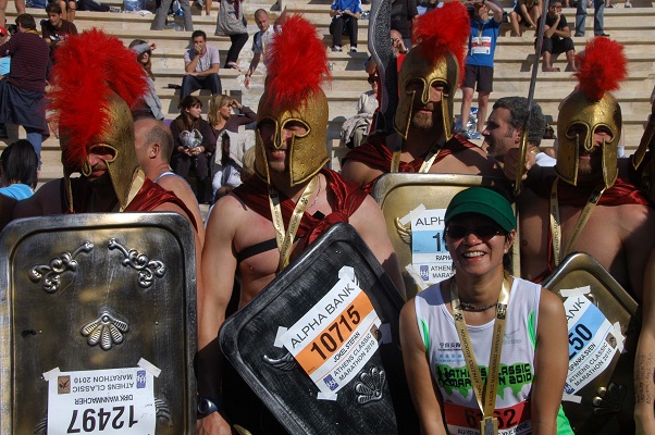 Corredores con el atuendo de Filípides en el Atenas Marathon_©Victoria Sanchez