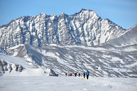 Corredores del Antarctic Ice Marathon con las montañas Ellsworth a la espalda_©Mike King